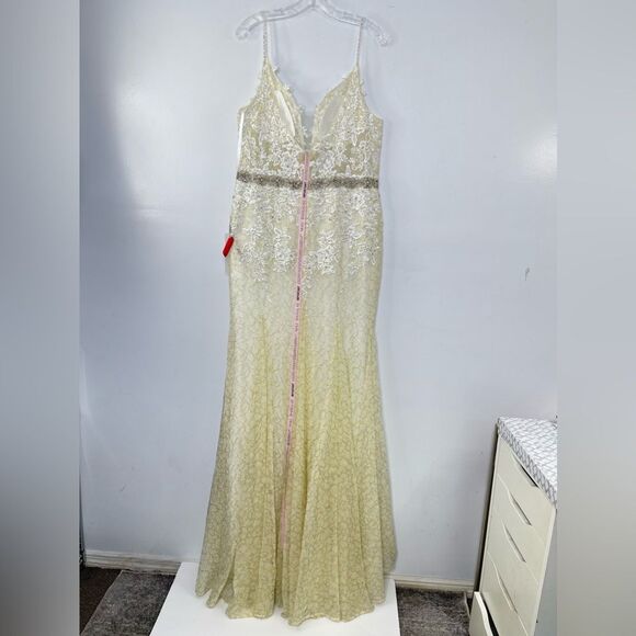 Mac Duggal 79341 Floral Appliqués Sleeveless Plunge Neck Trumpet Gown, Size 12 - Picture 3 of 13